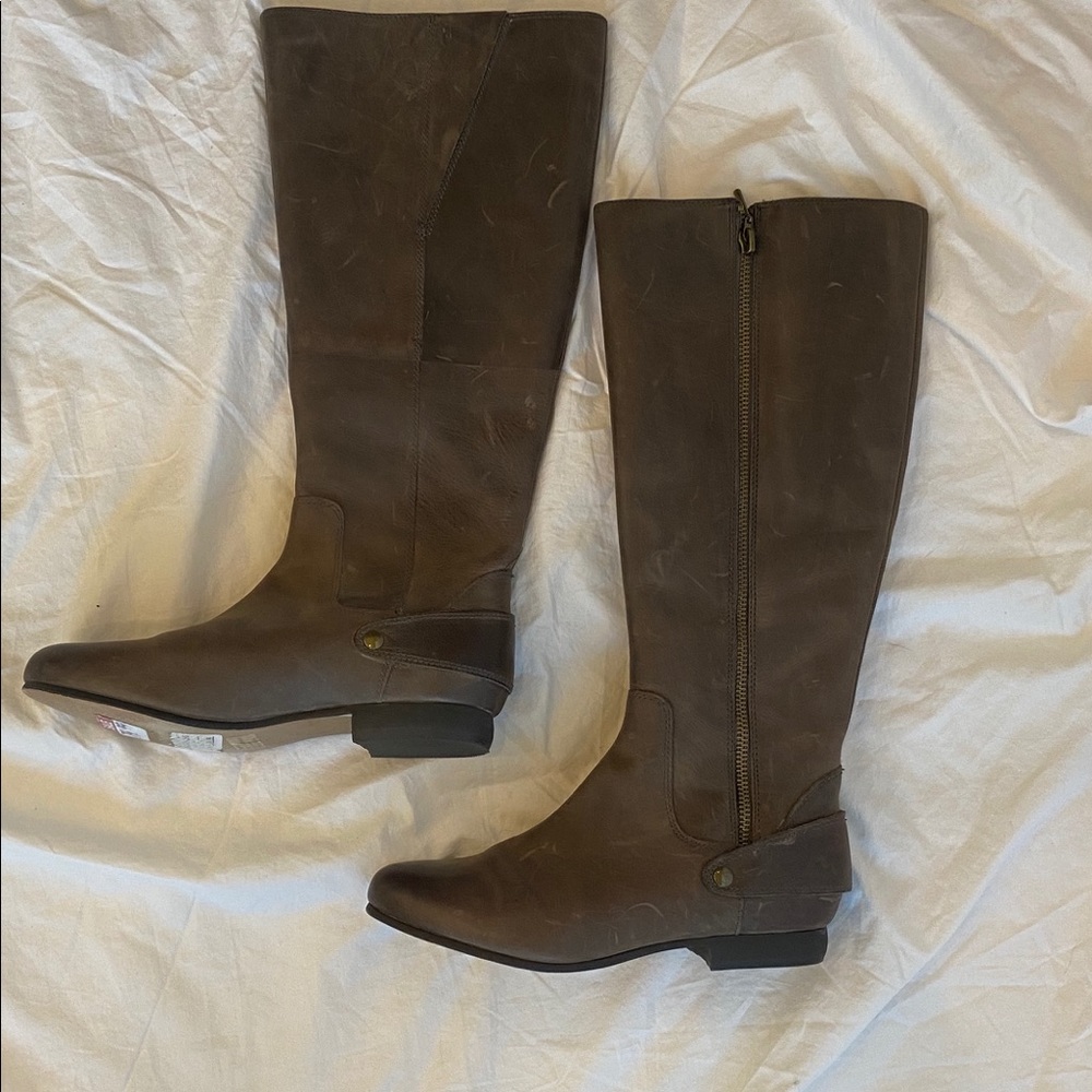 CLARKS BOOTS. SIZE 6.